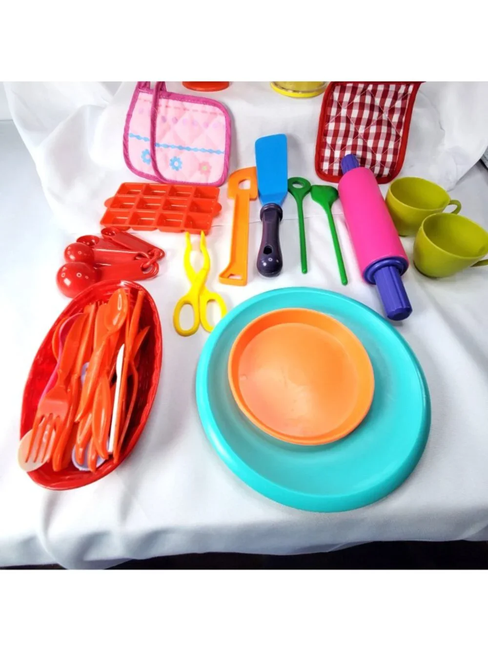 Vintage 41-Piece Kids Plastic Kitchen Play Set W/ Utensils Cups Plates Ice Tray - Picture 8 of 8